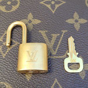⭐ #300 vintage Louis Vuitton padlock and key